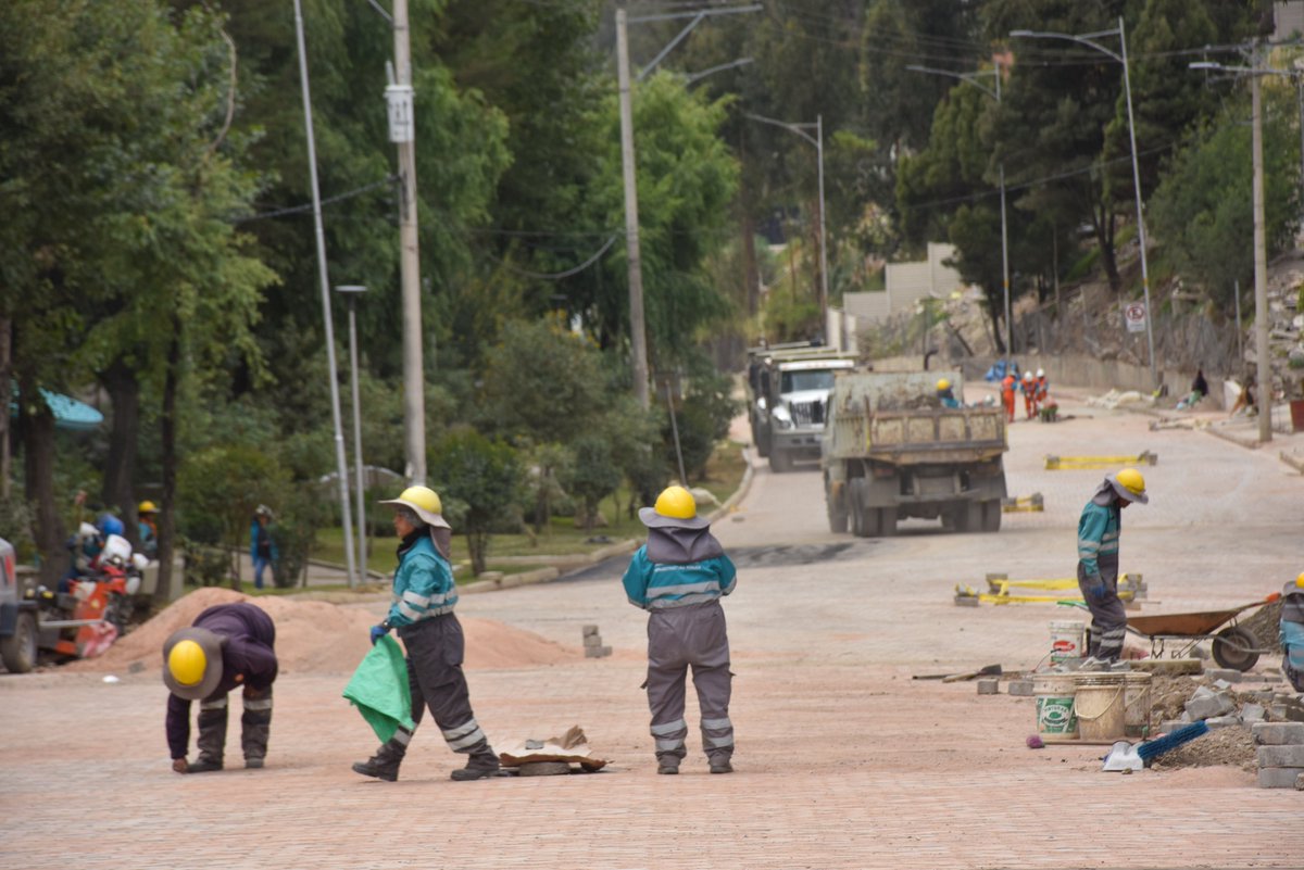 SMIPLaPaz's tweet photo. #Ahora| ¡Continúa el intenso trabajo! Avanzan las labores en la avenida del Poeta. #LaPaz

#DeLaTormentaALaEsperanza
@ivanariasduran #AvDelPoeta #Emergencias
@LaPazAlcaldia @SMRGV_GAMLP @SMIPLaPaz https://t.co/RwKJeQ47ZZ