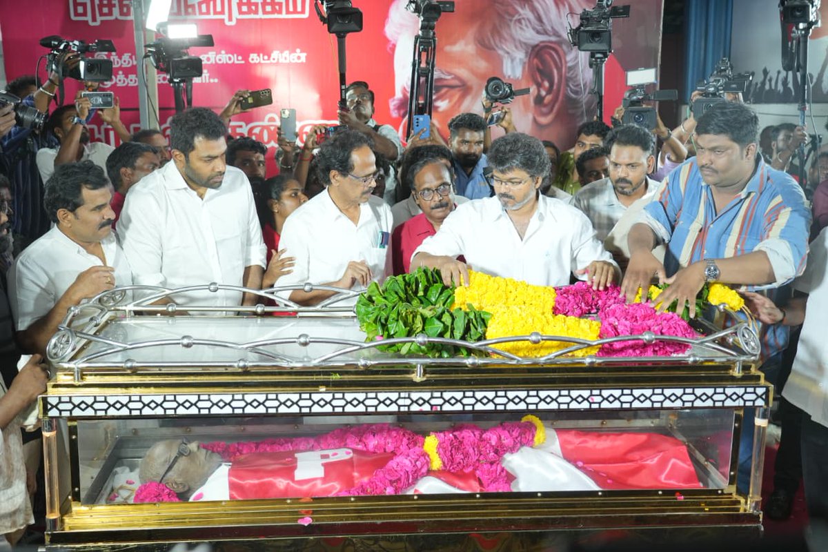 TVKPartyHQ's tweet photo. தொழிலாளர் வர்க்கத்தின் உரிமைகளுக்காகவும், விவசாயிகளின் உரிமைகளுக்காகவும், சமூக ஒற்றுமைக்காகவும், தம் வாழ்நாளையே அர்ப்பணித்த மாபெரும் போராளி, நேர்மையையே உயிர்மூச்சாகக் கொண்டிருந்த பொதுவுடமைவாதி, தோழர் திரு. நல்லகண்ணு அய்யா அவர்களுக்கு கழகத் தலைவர் அவர்கள் அஞ்சலி செலுத்தினார். https://t.co/eTw22BAMwt