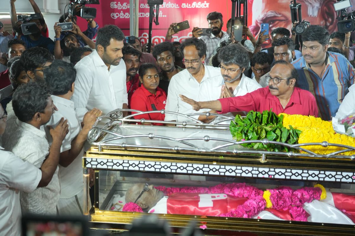 TVKPartyHQ's tweet photo. தொழிலாளர் வர்க்கத்தின் உரிமைகளுக்காகவும், விவசாயிகளின் உரிமைகளுக்காகவும், சமூக ஒற்றுமைக்காகவும், தம் வாழ்நாளையே அர்ப்பணித்த மாபெரும் போராளி, நேர்மையையே உயிர்மூச்சாகக் கொண்டிருந்த பொதுவுடமைவாதி, தோழர் திரு. நல்லகண்ணு அய்யா அவர்களுக்கு கழகத் தலைவர் அவர்கள் அஞ்சலி செலுத்தினார். https://t.co/eTw22BAMwt