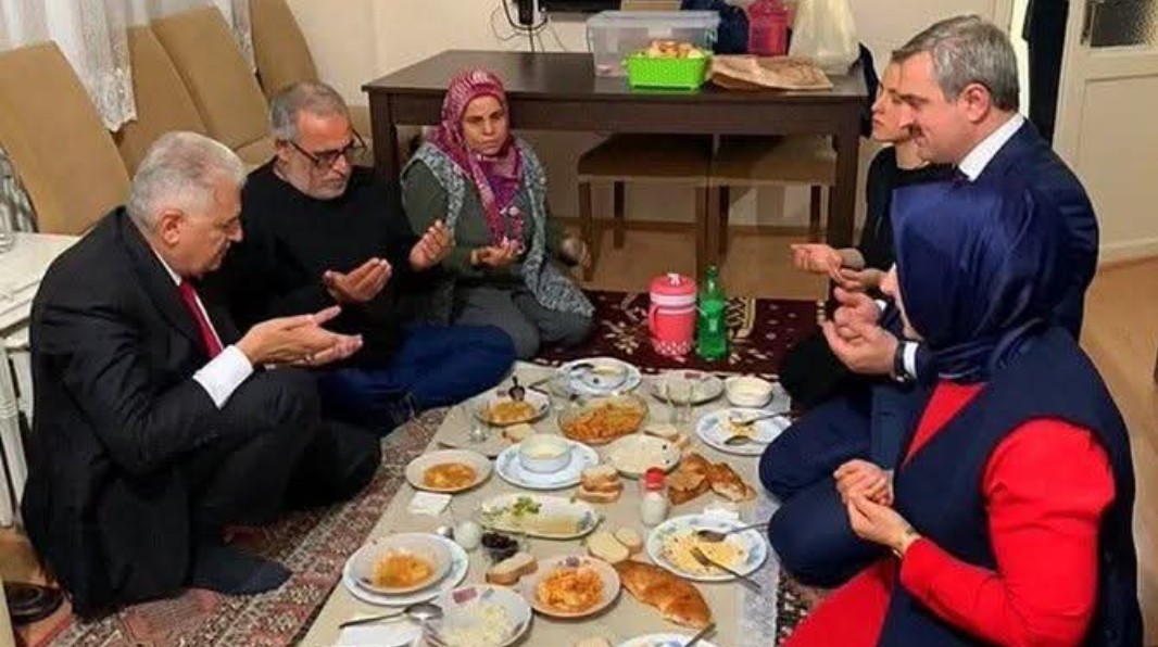 Anadolu uçak gemisinden,
Kaan uçağından,
Toggdan,Uzay seyahatinden 
buraya  geçiş yapan AKP'ye helal olsun demiyorum yazıklar olsun diyorum.