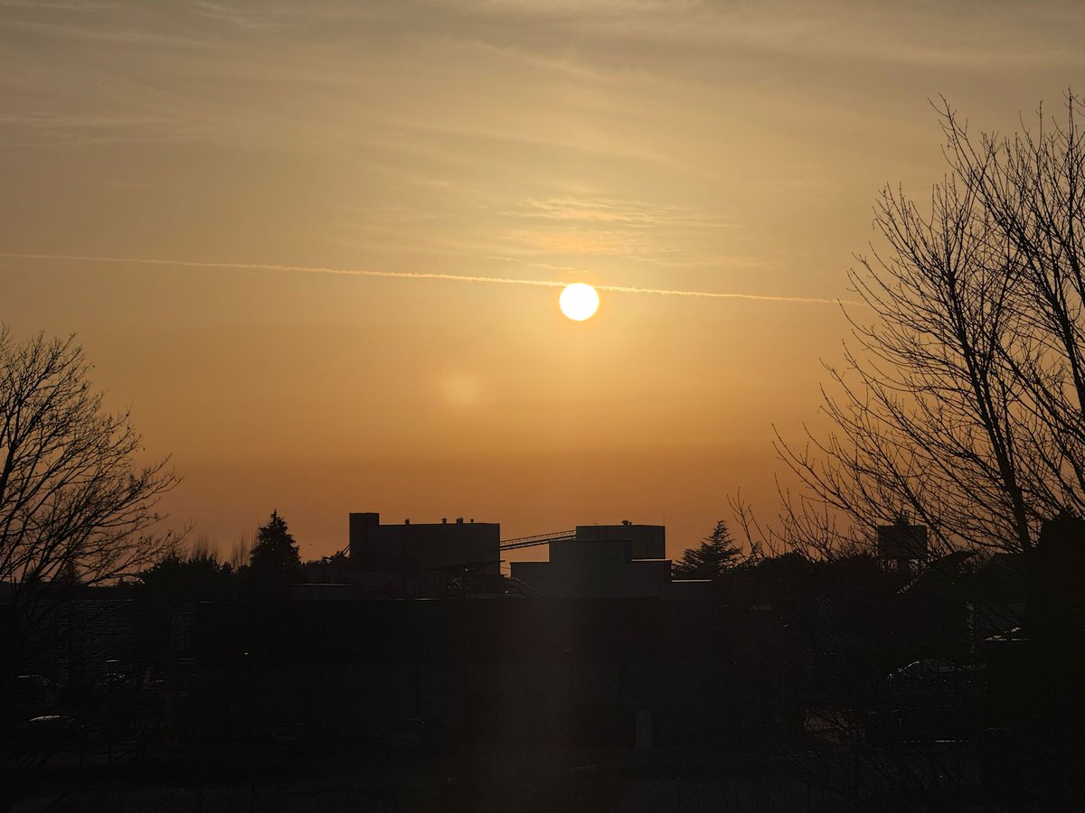 [RECORDS]

23 records de douceur sont tombés dans la <a href="/RCValdeLoire/">Région Centre-Val de Loire</a>  cet après-midi. Le seuil de chaleur a été atteint localement dans le #berry

Découvrez où ↘
meteo-centre.fr/douceur-fevrie…

Bonne soirée.