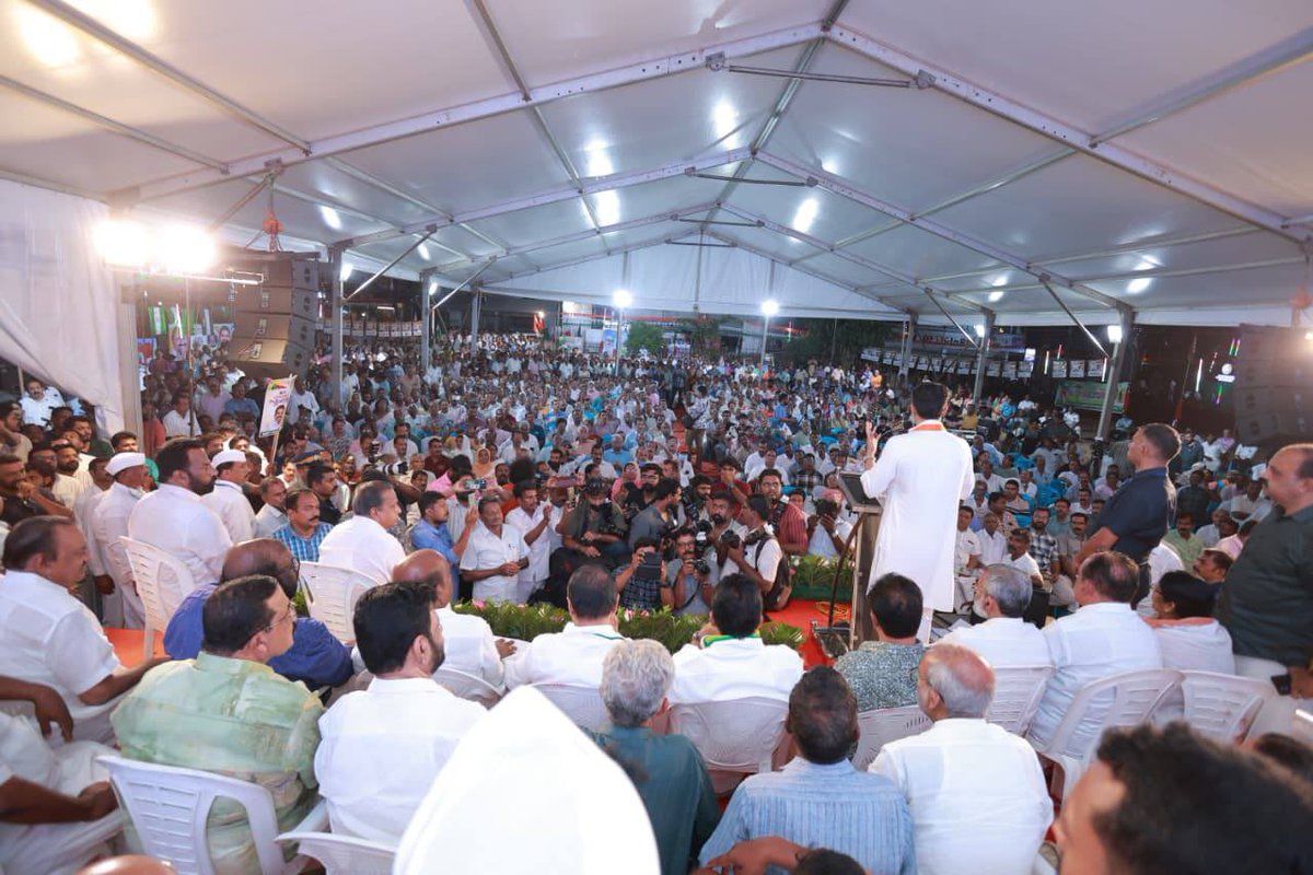 SachinPilot's tweet photo. आज पुथुयुगा यात्रा के अलप्पुझा में प्रवेश करने पर मैं @kcvenugopalmp जी और @vdsatheesan जी को शुभकामनाएं देता हूँ कि इस यात्रा का संदेश पूरे प्रदेश तक पहुँचे।

इस यात्रा को लोगों का आशीर्वाद और समर्थन मिल रहा है, और इसके माध्यम से उठाए गए महत्वपूर्ण मुद्दों का जनता तक पहुँचना बेहद आवश्यक है। भाजपा जिस प्रकार से हमारे संवैधानिक मूल्यों को कमजोर कर रही है, उसमें हमारा ध्येय यही होना चाहिए कि UDF का प्रदर्शन मज़बूत रहे। 

यह बेहद चिंताजनक है कि देश का सामाजिक ताना-बाना कमजोर पड़ रहा है, यह केरल के लोगों के लिए अवसर है कि वे एक मज़बूत सरकार का चुनाव करें, जो संवेदनशील होने के साथ-साथ प्रगतिशील भी हो। 

मुझे पूरा विश्वास है कि आने वाले समय में UDF की एक मज़बूत सरकार केरल में शपथ लेगी और प्रदेश फिर से एक बार तरक्की की राह पर आगे बढ़ेगा। 

@RahulGandhi @priyankagandhi @DeepaDasmunsi @SunnyJosephINC @INCIndia @INCKerala