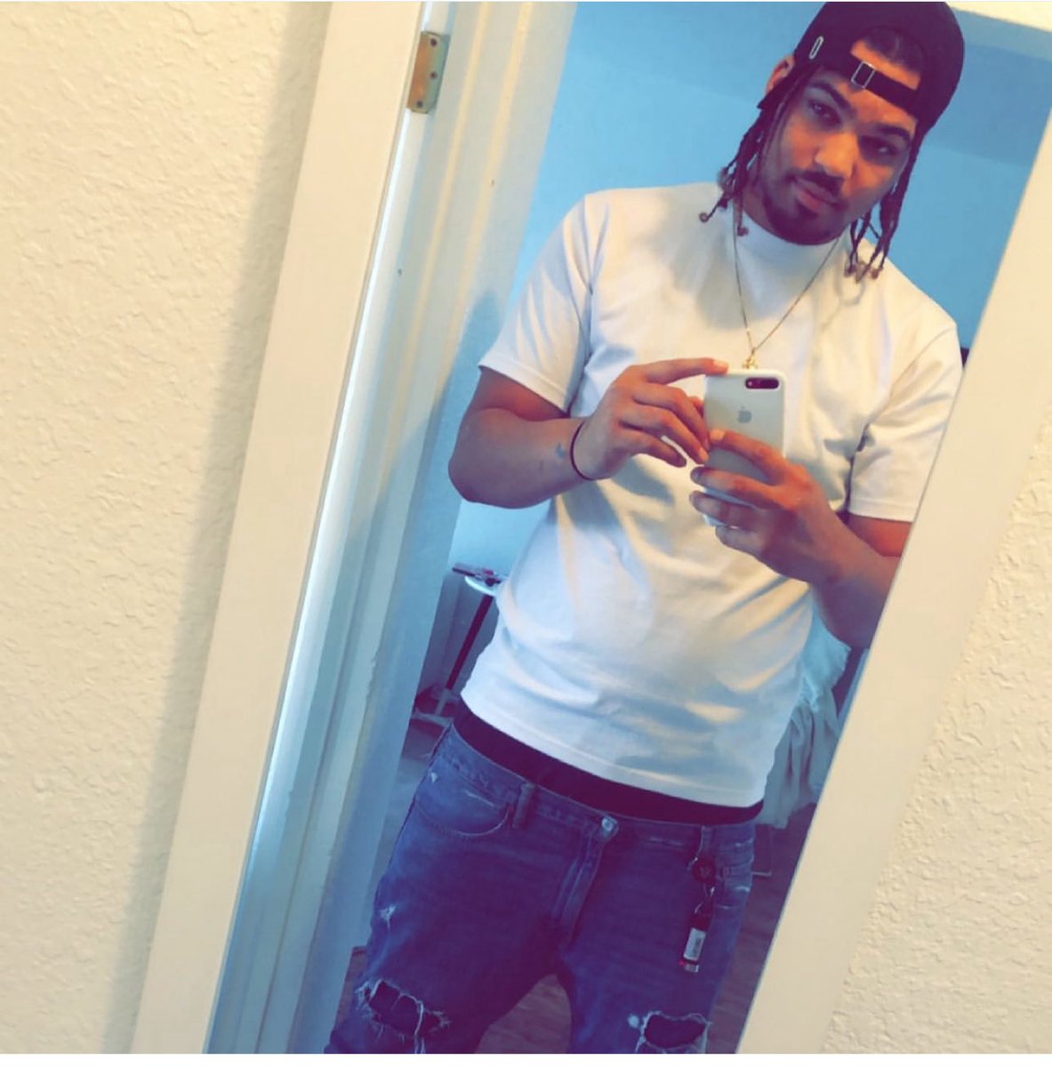 atuablithy's tweet photo. @LongLiveKendall 6’8 Here https://t.co/QnRl7g5qXu