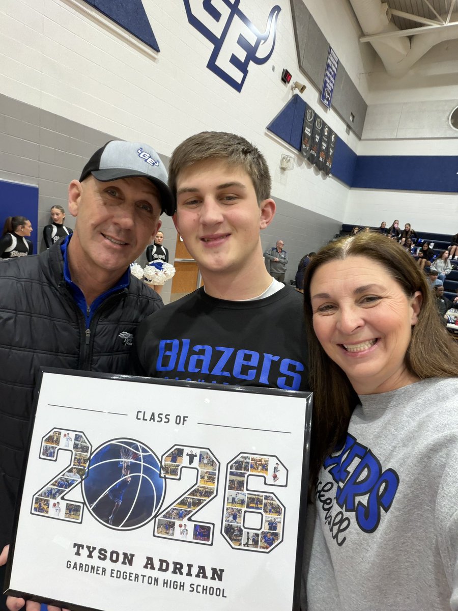 TysonAdrian12's tweet photo. Senior Night last night was everything. Wish we could have pulled out a W but was awesome celebrating with fellow seniors! Shoutout to "Cheesecake" fans. Y'all are the best! https://t.co/0Sig7cH1SM