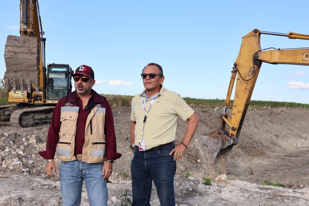SEDARPE_QROO's tweet photo. Fortalecen el campo Federación-Estado y productores con rehabilitación de drenes

-Con una inversión tripartita superior a 49 millones de pesos se rehabilitan 72.8 kilómetros de drenes en beneficio del sector cañero

Nota completa 👇 
https://t.co/fxc68BL3oY https://t.co/AGpuwhEQFz