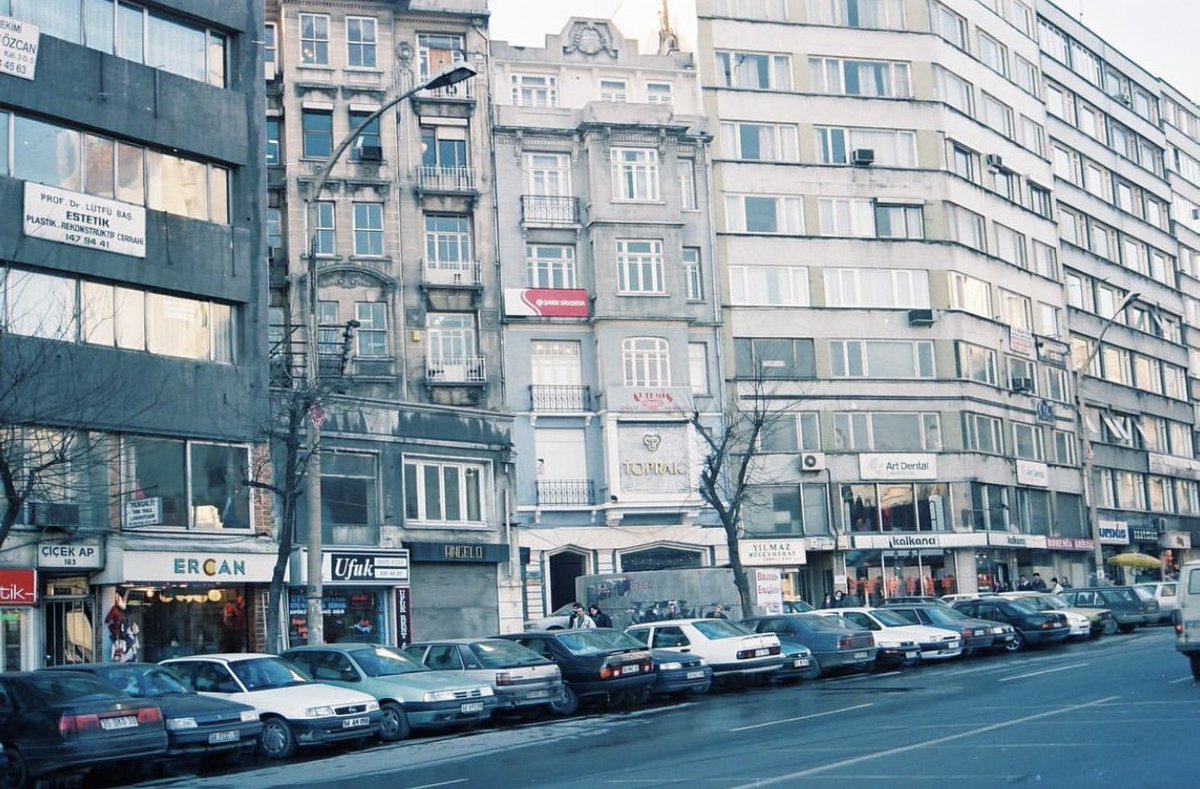 oldistguide's tweet photo. Halaskargazi Caddesi ve Vali Konağı Caddesi.

📅 1996
📍Şişli, Istanbul
📸 Selim Keskin

Halaskargazi Avenue and Vali Konağı Avenue. https://t.co/BVlVA9SFAC