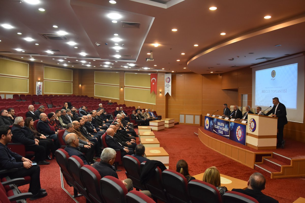 oasadikoglu's tweet photo. 🟩Malatya Ticaret ve Sanayi Odamızın 102 yıllık köklü tarihinde ikinci “Şeref Üyeliği” unvanı, hemşehrimiz duayen gazeteci @VahapMunyar'a layık görüldü.

📌Şehrimizin ekonomik ve sosyal hayatının ulusal ölçekte görünürlük kazanmasına sağladığı katkılar ile Malatya iş dünyasının sesi olan Odamızın faaliyetlerini kamuoyuna etkin ve doğru şekilde yansıtma konusundaki hassasiyeti dolayısıyla, Sayın Vahap Munyar’a “Şeref Üyeliği” beratını; Esnaf Odası Başkanlarımız, STK temsilcilerimiz ve Munyar ailesinin de katılımıyla gerçekleştirdiğimiz Şubat Ayı Meclis Toplantımızda takdim ettik.

📌#Malatya’nın üretim gücünü, girişimcilik ruhunu ve yeniden ayağa kalkma iradesini usta kalemiyle Türkiye gündemine taşıyan değerli hemşehrimize teşekkür ediyor; meslek hayatı boyunca sürdürdüğü başarılı çalışmaların artarak devam etmesini diliyoruz.

Bu anlamlı toplantıda bir arada olduğumuz; MESOB Başkanı Şevket Keskin, Attarlar Esnaf Odası Başkanı Hasan Basri Orhan, Bakkallar ve Bayiler Esnaf Odası Başkanı Nejdet Özyalın, Doğanşehir Esnaf ve Sanatkârlar Odası Başkanı Rifat Topal, Elektrikçiler Esnaf ve Sanatkârlar Odası Başkanı İbrahim Karabulut, Emlakçılar Esnaf Odası Başkanı Ali Özgül, Fırıncılar Esnaf ve Sanatkarlar Odası Başkanı Mehmet Büyükelçi, Hazır Elbiseciler Esnaf Odası Başkanı Aziz Keklik, Hekimhan Şoförler ve Otomobilciler Esnaf Odası Başkanı Vedat Altıkulaç, İmalat Demir ve Tamir Esnaf ve Sanatkârları Odası Başkanı Teslim Tunçdemir, Kuyumcular Esnaf Odası Başkanı Hanifi Yaylacı, Madeni Eşya Esnaf ve Sanatkârları Odası Başkanı İzzet Demirci, Mahrukatçılar Esnaf Odası Başkanı Orhan Özbek, Manifaturacılar Esnaf Odası Başkanı İsmet Keklik, Minibüsçüler ve Umum Servis Araçları Esnaf Odası Başkanı Mesut İnce, Mobilyacılar Esnaf ve Sanatkârlar Odası Başkanı Murat Dilek, Seyyar Pazarcılar Esnaf Odası Başkanı Ümit Emre, Yeşilyurt Şoförler ve Otomobilciler Esnaf Odası Başkanı Taner Kılınç, Zahireciler Esnaf Odası Başkanı Bülent Artun, Kırmızı Et Üreticileri Birliği Başkanı Mehmet Taneli, Organik Meyve Üreticileri Birliği Başkanı İlhan Tursun ve Süt Üreticileri Birliği Başkanı Aziz Kurtoğlu'na davetimize göstermiş oldukları ilgi için teşekkür ediyorum.

@malatyatso1923