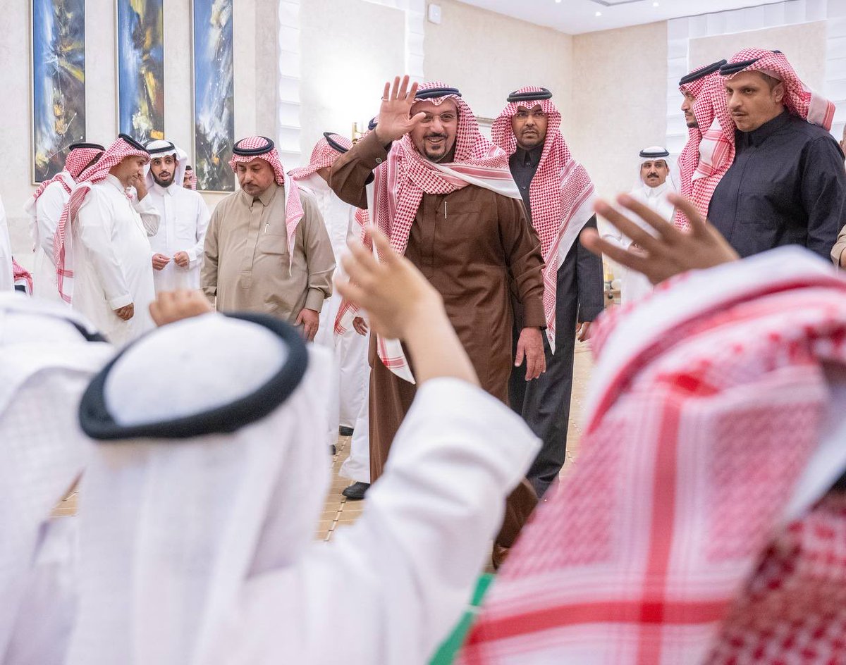 EmarahAlQassim's tweet photo. صور|
كعادة سموه السنوية خلال الشهر الفضيل ..
سمو #أمير_منطقة_القصيم يستضيف أبناءه الأيتام على مأدبة الإفطار في قصر سموه بحي الصفراء بمدينة بريدة . https://t.co/LEl6fKbrF9