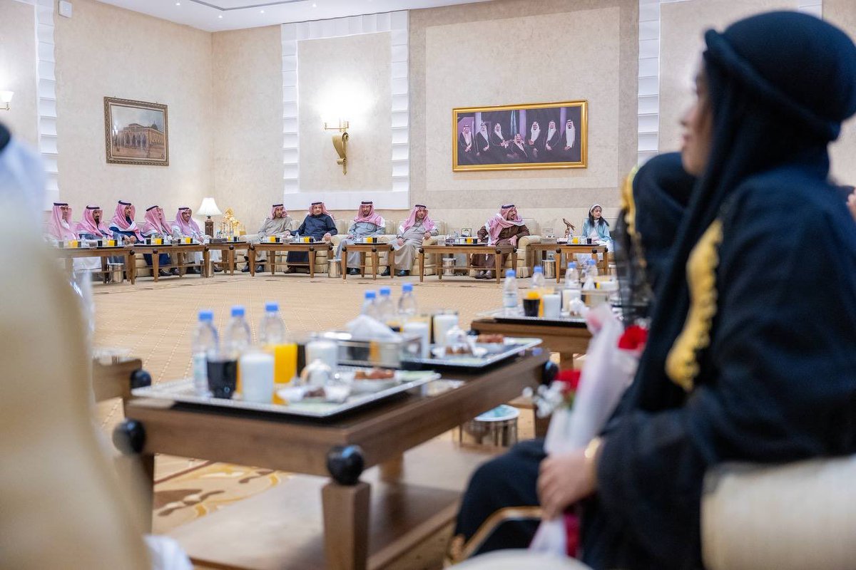 EmarahAlQassim's tweet photo. صور|
كعادة سموه السنوية خلال الشهر الفضيل ..
سمو #أمير_منطقة_القصيم يستضيف أبناءه الأيتام على مأدبة الإفطار في قصر سموه بحي الصفراء بمدينة بريدة . https://t.co/LEl6fKbrF9