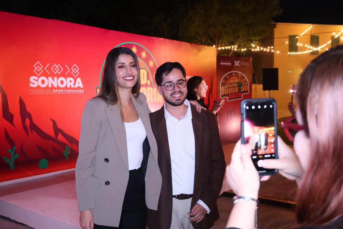 El Premio Estatal de la Juventud representa constancia, esfuerzo y no rendirse.

Como lo ha demostrado nuestro gobernador <a href="/AlfonsoDurazo/">Alfonso Durazo</a>, cuando se confía en las juventudes y se abren oportunidades reales, los resultados llegan.

Reconozco a mi amiga <a href="/RebecaVzlaA/">Rebeca Valenzuela</a> por impulsar