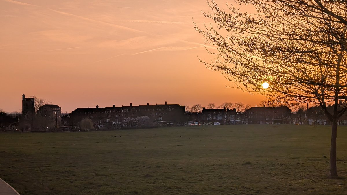 angusramsay's tweet photo. Ah, Streatham is looking lovely, tonight! https://t.co/ozc2rtH3vO