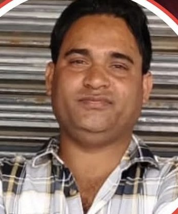 azizkavish's tweet photo. अशरफ की ईमानदारी को सलाम....

दिल्ली के रोहिणी सेक्टर-26 में रहने वाली एक महिला ने रविवार को कबाड़ में अलमारी बेची थी, जिसके लॉकर में रखे करीब 10 लाख रुपये के सोने-चांदी के आभूषण निकालना भूल गई थी। कबाड़ी अशरफ ने जैसे ही यह गहने देखें उन्हें असली मालिक को लौटाने पहुंचे

इसके बाद अशरफ ने उनके घर जाकर सभी गहने वापस कर दिए। घर वालों ने अशरफ कोई नाम देना चाहा लेकिन अशरफ नहीं इनाम लेने से भी मना कर दिया।