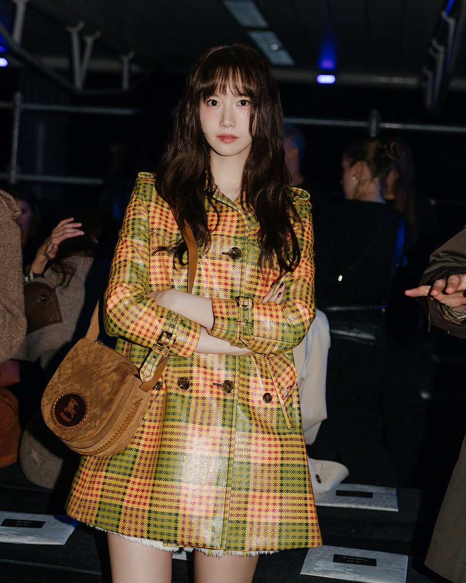 k_popstory's tweet photo. Knetz can’t stop admiring Girls’ Generation’s Yoona’s beauty for Burberry. https://t.co/9keRx3sLQK https://t.co/ArO4ZRlqen