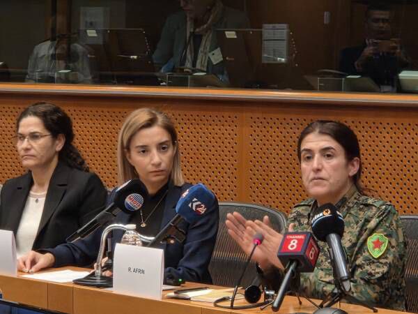 _Civak_saz1's tweet photo. AP üyeleri Îlham Ehmed ve Rohilat Efrîn’i dinledi

Avrupa Parlamentosu üyeleri, Brüksel’de Îlham Ehmed ve Rohilat Efrîn’i dinledi. Görüşmede Kürtlerin anayasal güvence talepleri, Efrîn’de güvenlik ve geri dönüş sorunu, DAİŞ tehdidi ve AB’nin garantörlük rolü ele alındı. https://t.co/oJwgeLUb7R