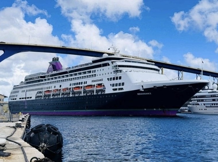 Cruiseschip Renaissance keert in winter 2026/2027 terug naar #Curaçao. Het eiland zal, net als het afgelopen winterseizoen, weer fungeren als op- en afstaphaven. Voor meer info bezoek short-url.org/CorendonCruise of mail naar de  #Corendon's reisbureau sales@corendon.cw
