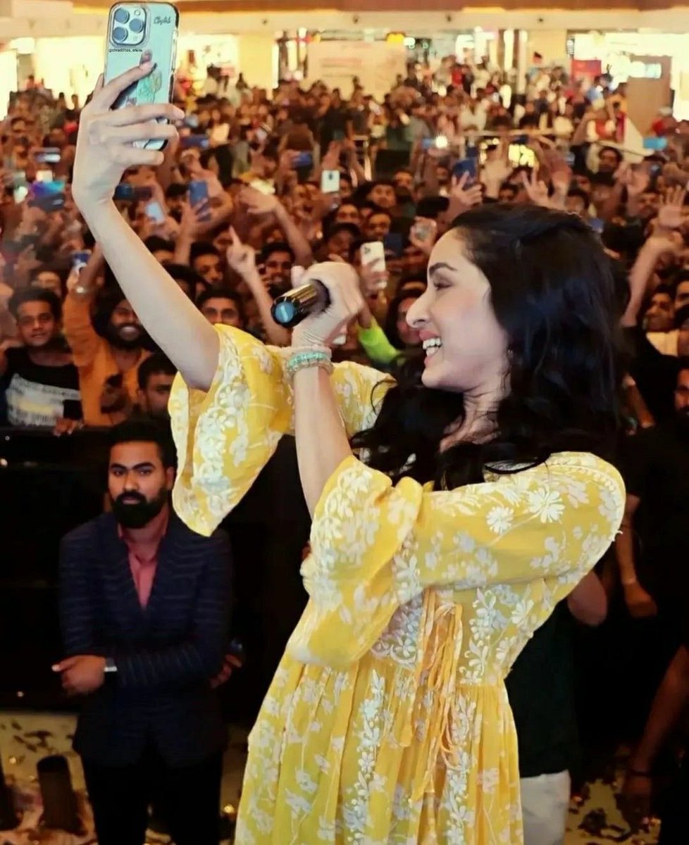 kapoorszn's tweet photo. superstar 

16 YEARS OF SHRADDHA KAPOOR https://t.co/p8xdPIo3mH