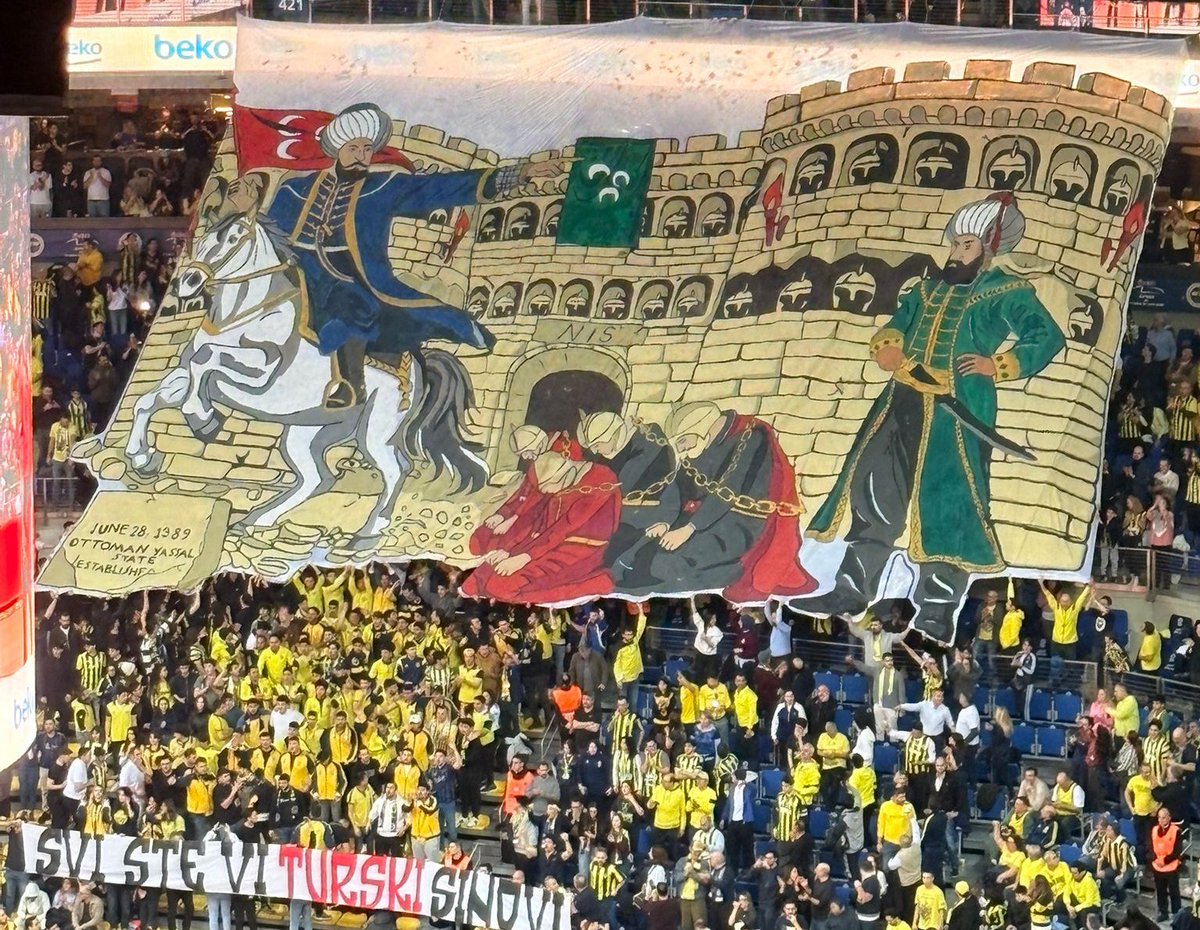 🔥 Maç öncesi Ülker Arena’da pota arkasında açılan pankart: 

“Hepiniz TÜRK Evladısınız.”
