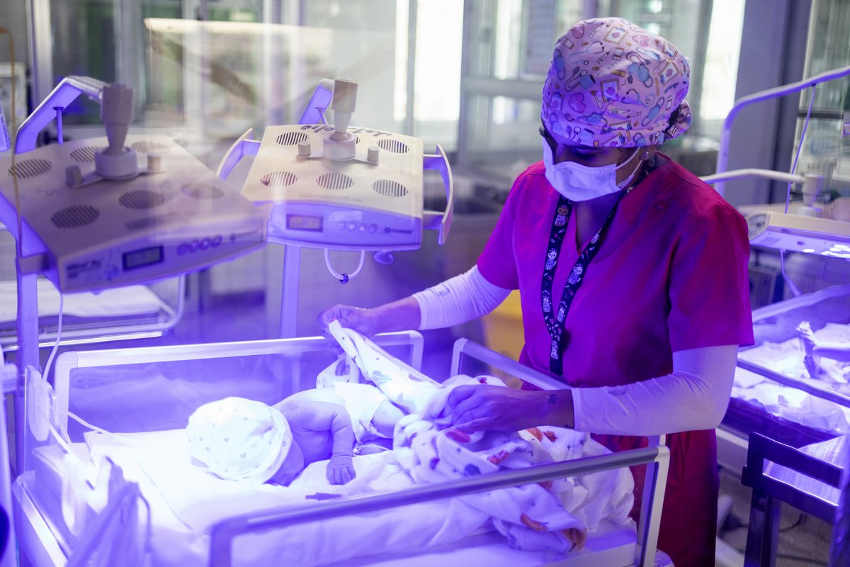 MINSAPCuba's tweet photo. 🇨🇺🏥👶| En la sala de neonatología del Hospital Ramón González Coro, la vida de los recién nacidos más vulnerables pende de un hilo cada vez que falla la electricidad y los profesionales🩺se enfrentan a una rutina compleja y angustiosa.

👉https://t.co/jCo5SiJW3X

#CubaPorLaVida https://t.co/lS80aqyWaW