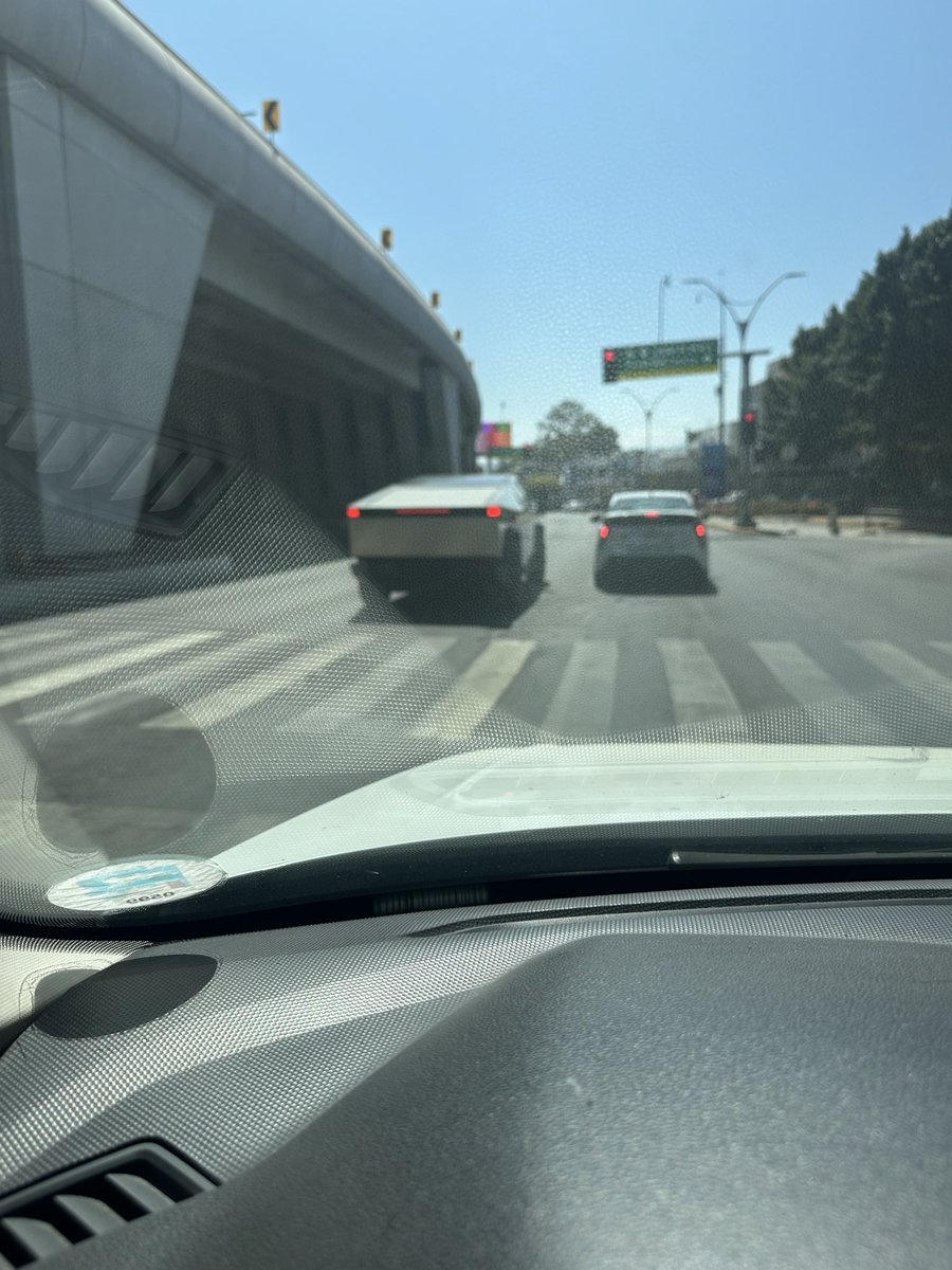 LuisZuto's tweet photo. Claramente la educación no se compra, mucha camioneta y poca…. https://t.co/07JWUD1lgq