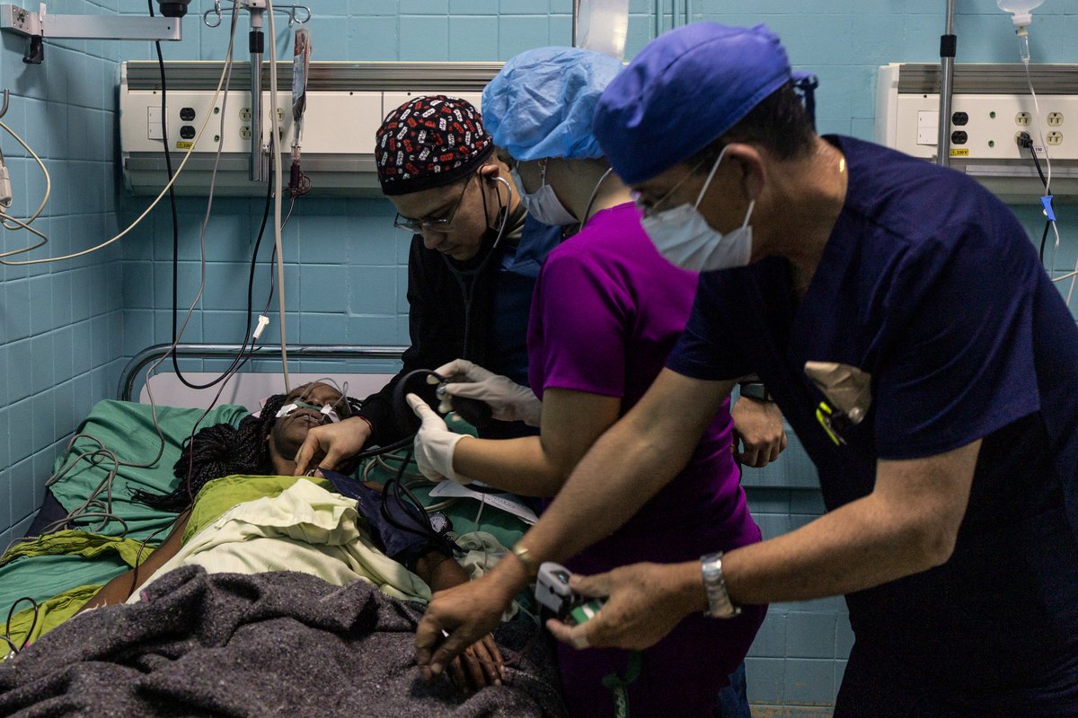 MINSAPCuba's tweet photo. 🇨🇺🏥👶| En la sala de neonatología del Hospital Ramón González Coro, la vida de los recién nacidos más vulnerables pende de un hilo cada vez que falla la electricidad y los profesionales🩺se enfrentan a una rutina compleja y angustiosa.

👉https://t.co/jCo5SiJW3X

#CubaPorLaVida https://t.co/lS80aqyWaW