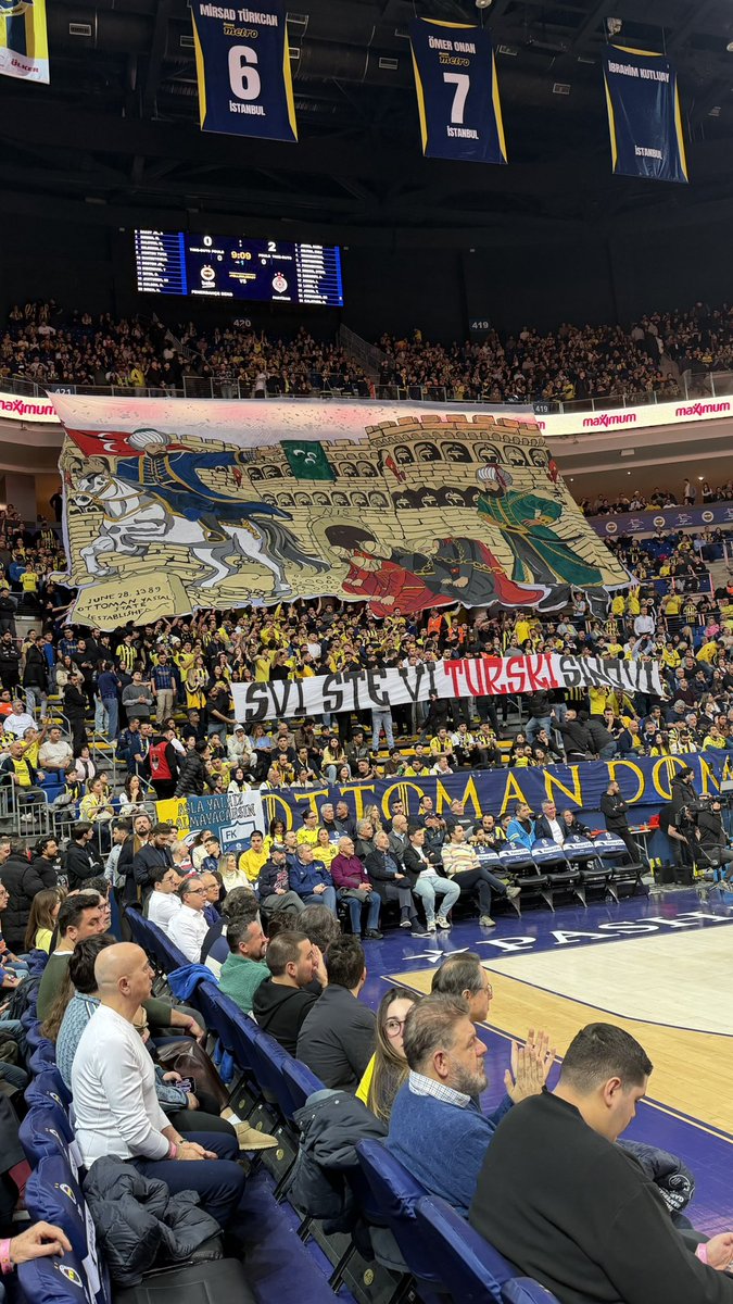 Partizan maçı öncesi Ülker Arena'da açılan pankart. 

"Sizler Türk'ün evlatlarısınız."