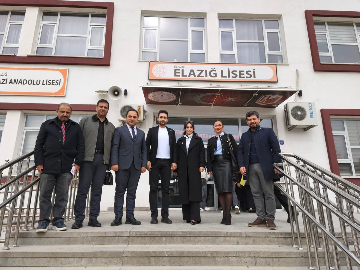 ElazigLises's tweet photo. “El’den Gönüllere”Ramazan yardımlaşma projemize destek olan @ELMTDER2 Başkanı Sn.Miraç Ayaz bugün bizi ziyaret edip yardımlarını teslim etti.Proje ile toplam 74 aileye alışveriş çeki ulaştırıldı.Projemize destek veren herkese ve İngilizce Öğretmenimiz Ayşe Savaş’a teşekkür ederiz https://t.co/WW1lBCYKYh