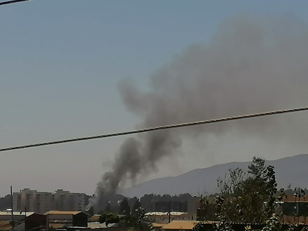 bomberosvina's tweet photo. 🚨EMERGENCIA DECLARADA🚨 A esta hora, se activa Sirena de Alarma Pública, por incendio estructural declarado en sector Reñaca Alto, altura complejo Deportivo Everton.

🚒Despeje el paso para vehículos de emergencia🚒

❌NO SE ACERQUE AL LUGAR❌ https://t.co/hOuNyoHevu