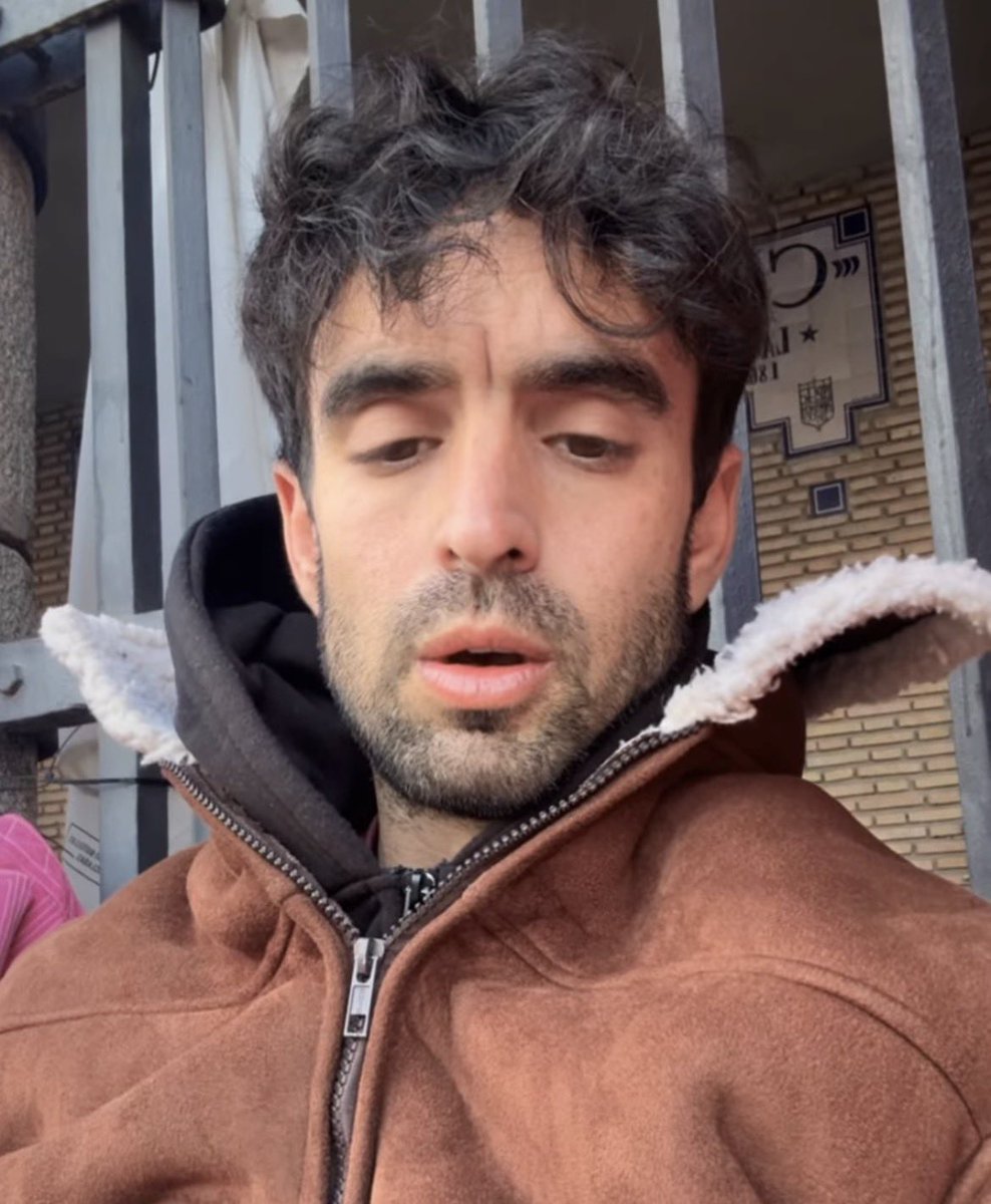 andanadadel5's tweet photo. 🚨 #ÚLTIMAHORA | Javier Moreno “Lagartijo” vuelve a la huelga de hambre en la Plaza de Toros “Los Califas” de Córdoba

Tras haber pasado esta misma mañana por urgencias del hospital Reina Sofía, el torero ha vuelto a manifestarse y exigir la oportunidad que se merece en su tierra https://t.co/8pwgbYg1Vy