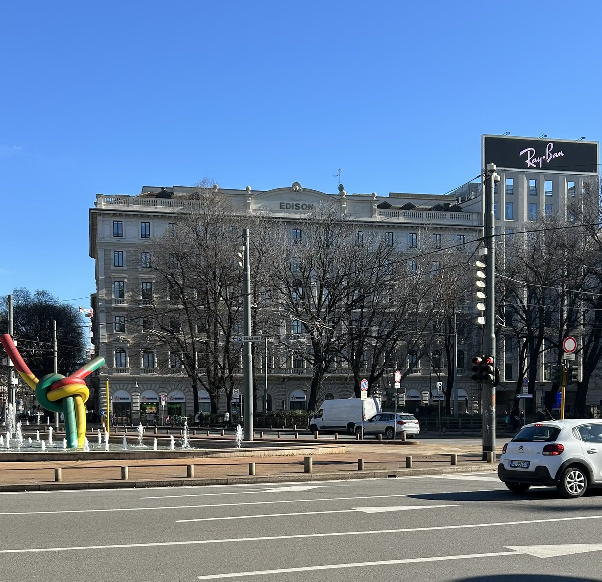 Strade che notano in pochi
quelle semplici e meno luminose
quelle che raccontano
quelle che ridimensionano tutto 

#Milano