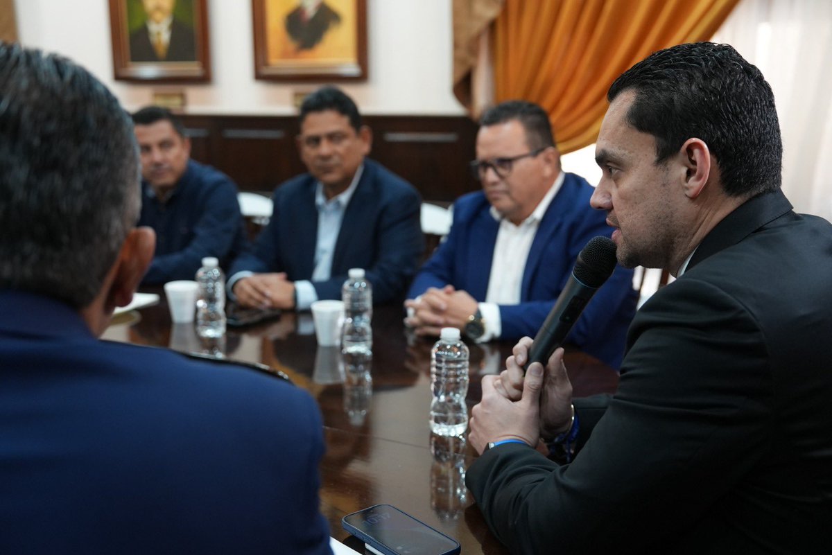 hn_congreso's tweet photo. 🏛️ Reunión en el Congreso Nacional

El presidente del Congreso Nacional, Tomás Zambrano 👤, y el secretario Carlos Ledezma 📝, se reunieron con los representantes de la Asociación Hondureña de Distribuidores de Productos de Petróleo (AHDIPPE) ⛽. https://t.co/tOVcQLMlzz