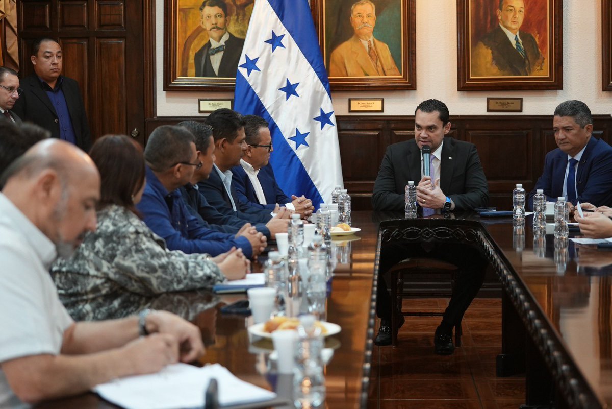hn_congreso's tweet photo. 🏛️ Reunión en el Congreso Nacional

El presidente del Congreso Nacional, Tomás Zambrano 👤, y el secretario Carlos Ledezma 📝, se reunieron con los representantes de la Asociación Hondureña de Distribuidores de Productos de Petróleo (AHDIPPE) ⛽. https://t.co/tOVcQLMlzz