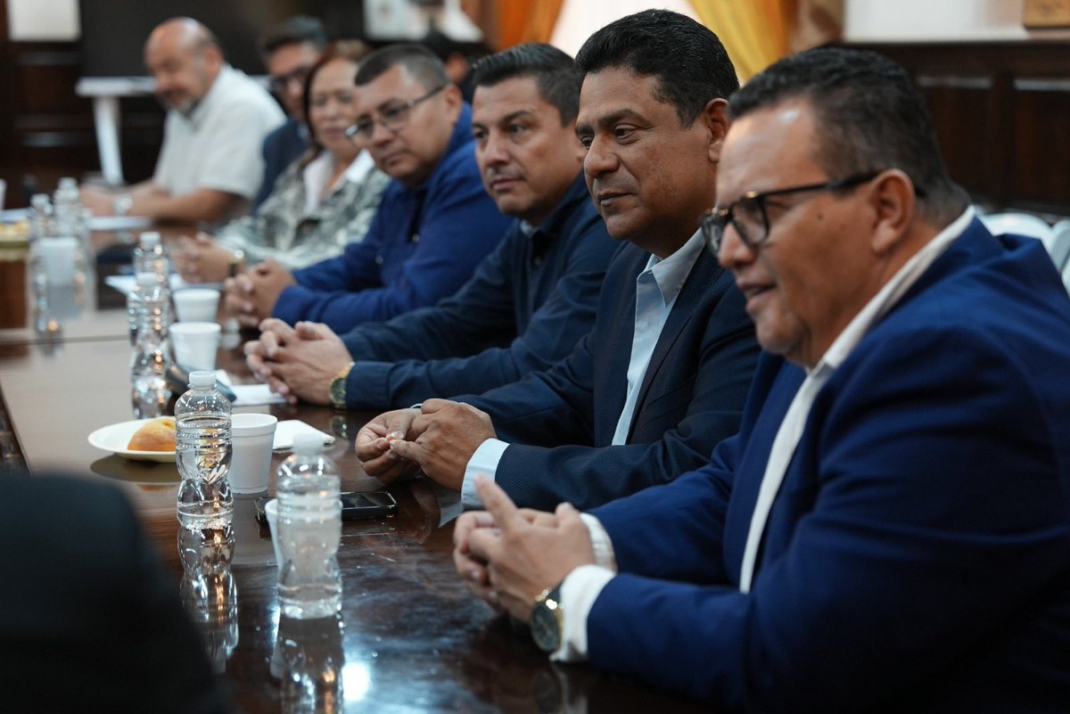 hn_congreso's tweet photo. 🏛️ Reunión en el Congreso Nacional

El presidente del Congreso Nacional, Tomás Zambrano 👤, y el secretario Carlos Ledezma 📝, se reunieron con los representantes de la Asociación Hondureña de Distribuidores de Productos de Petróleo (AHDIPPE) ⛽. https://t.co/tOVcQLMlzz