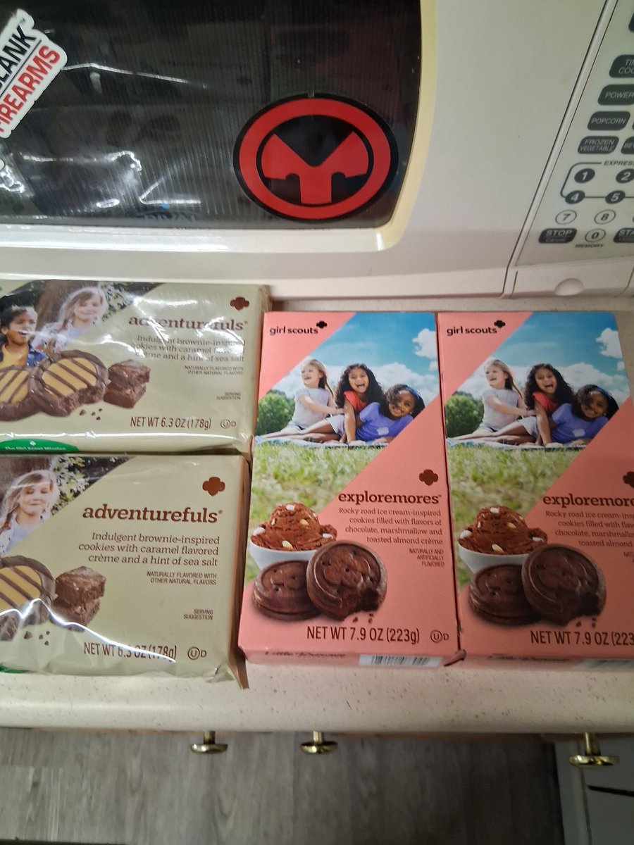 Rayhova4Ray's tweet photo. #THENOON the newest girl scout cookies and they are Delicious https://t.co/TlUYQNMImJ