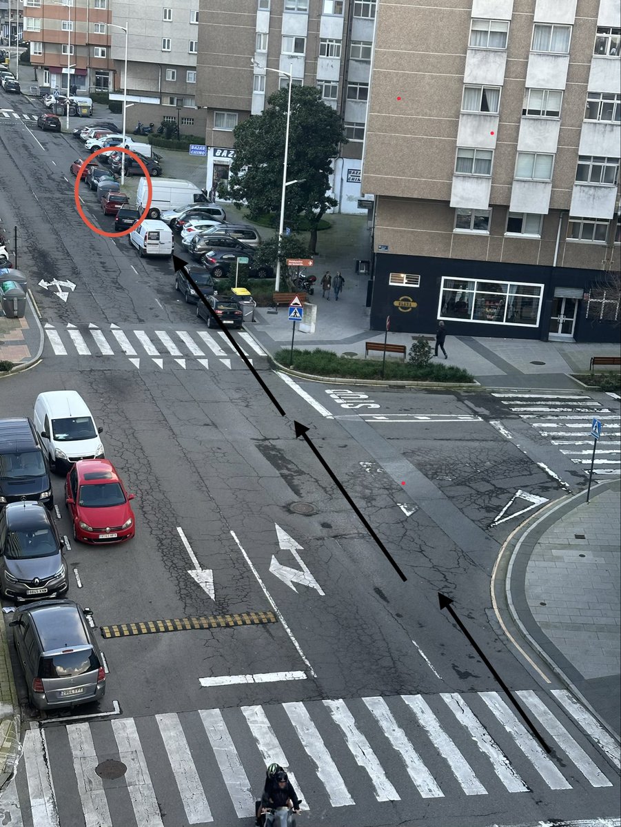 pitu__07's tweet photo. Ahora también digo una cosa…. La multa es por estacionar en un carril de circulación…. Entonces alguien me puede explicar eso que se ve en la segunda y tercera foto? https://t.co/wREFdccUkG