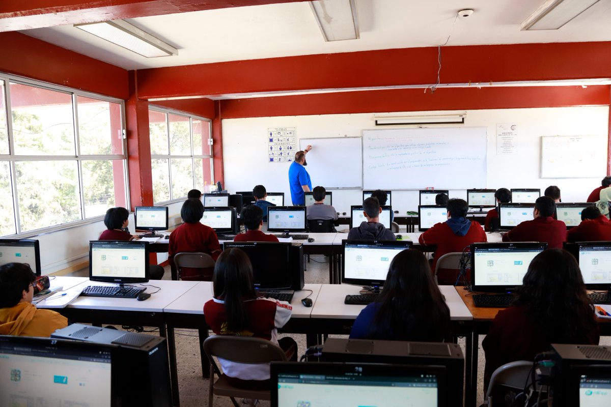 AgenciaGobMX's tweet photo. Como parte de las acciones del Plan Michoacán por la Paz y la Justicia, más de 7 mil estudiantes de educación media superior de 10 municipios del estado iniciaron clases en el Centro Público de Formación en Inteligencia Artificial, donde podrán adquirir conocimientos en inteligencia artificial, desarrollo de software, pensamiento matemático e infraestructura y soporte técnico.
