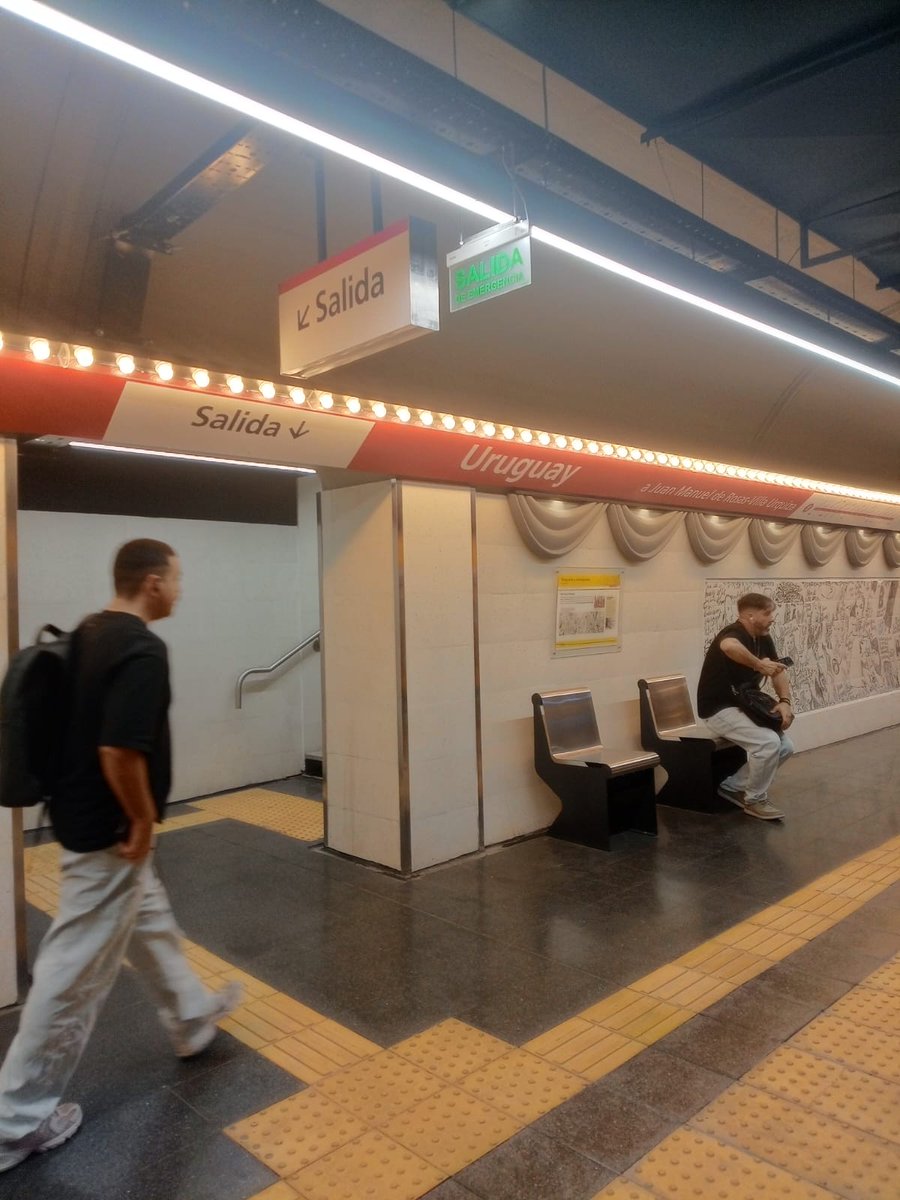 marudepalermo's tweet photo. ☑ Cere acabo de pasar, en estación Uruguay recién inaugurada de la línea B pusieron luces de camarín y esas decoraciones de yeso 🤢La cerámica de la pared es la misma  @AguanteCerebro @pberecia @gcba  @jorgemacri @gzinny  @Emova_arg @basubte #SubteCABA #amigosdelSubterraneodeBA https://t.co/0oUcRv1uED