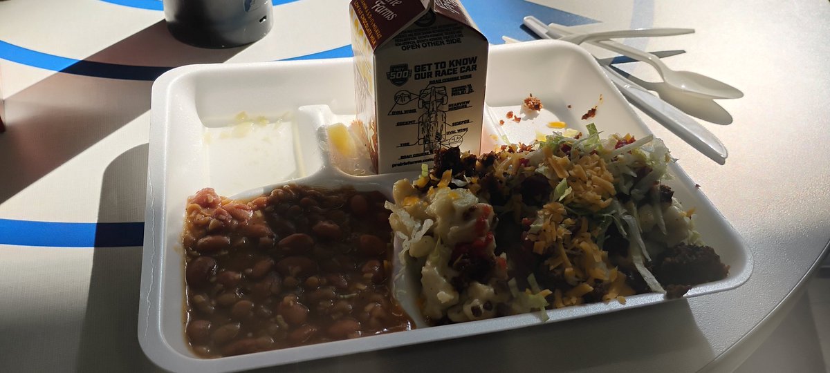 APerryrydz's tweet photo. @GordonRamsay look at my school lunch, whatchu think, bro? https://t.co/UygnMnKct6