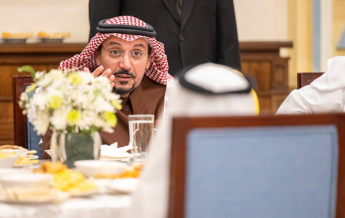 عادة يحرص عليها في كل سنة خلال الشهر الفضيل .. 
سمو سيدي #أمير_منطقة_القصيم يحفظه الله يستضيف أبناءه الأيتام على مأدبة الإفطار في قصر سموه بحي الصفراء بمدينة بريدة