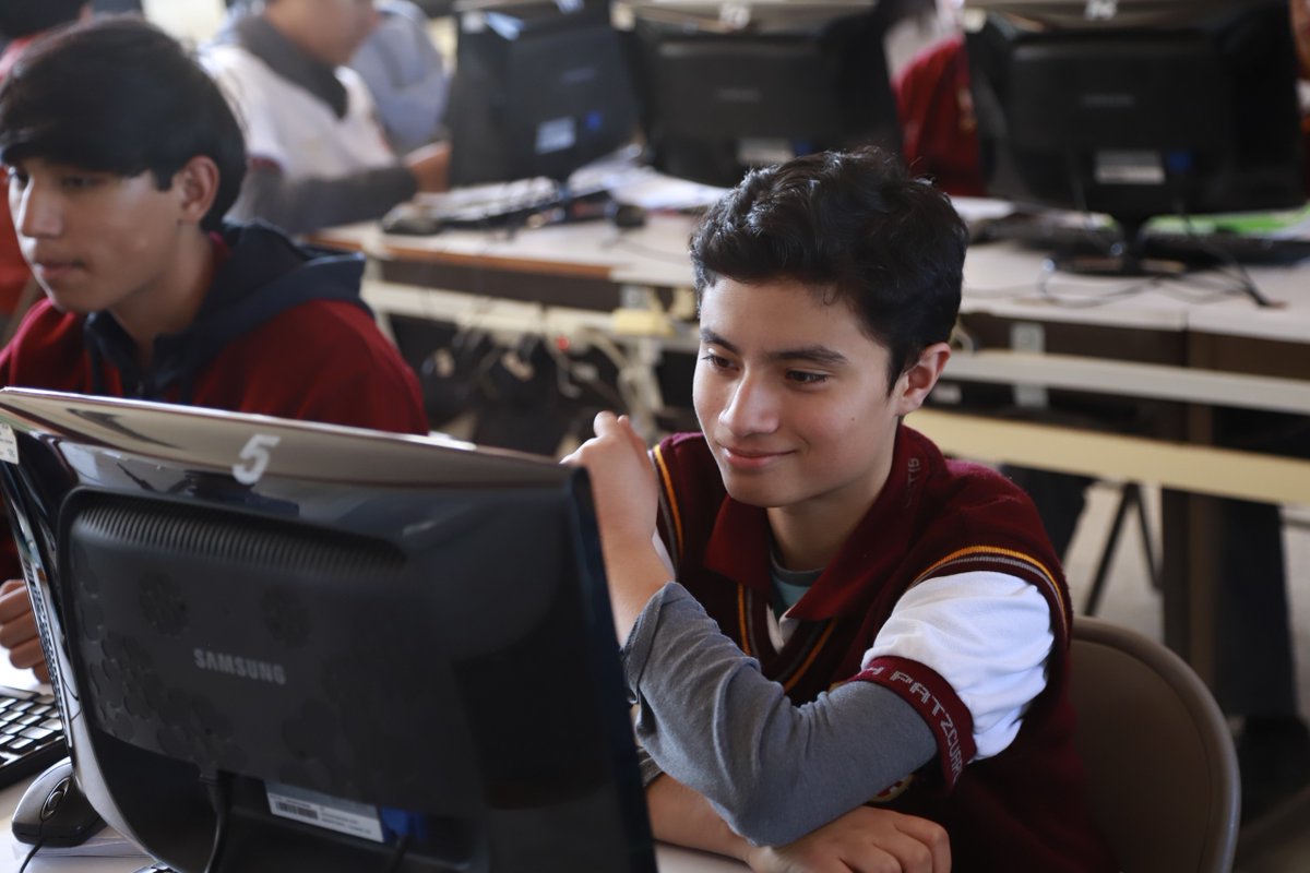Como parte de las acciones del Plan Michoacán por la Paz y la Justicia, más de 7 mil estudiantes de educación media superior de 10 municipios del estado iniciaron clases en el Centro Público de Formación en Inteligencia Artificial, donde podrán adquirir conocimientos en