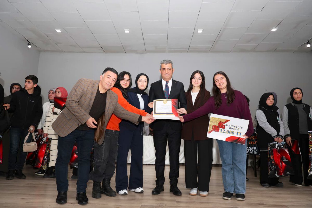 bingolmem's tweet photo. 📚✨ "Korkma! Gençliğin Ruhu Burada" temalı bilgi yarışmasında 🏆 Erzurum Bölge Birincisi olan Yaşar Turhan Anadolu Lisesini gönülden tebrik ediyoruz! 👏🎉

Başarıda emeği bulunan kıymetli okul yönetimini ve danışman öğretmen Edip CEBBA’yı yürekten kutluyor, özverili çalışmalarından dolayı teşekkür ediyoruz. 🌟📖

Okulumuzun Türkiye finallerinde de aynı azim ve kararlılıkla büyük başarılara imza atacağına inanıyor, başarılar diliyoruz! 🇹🇷🏅

Gençliğin ruhu bilgiyle yükselir! 🚀📘

@tcmeb @Yusuf__Tekin 
@bingolvaliligi @celikcahit 
@meb_ogm @h_ibrahim_topcu 
@MustafaOzel66