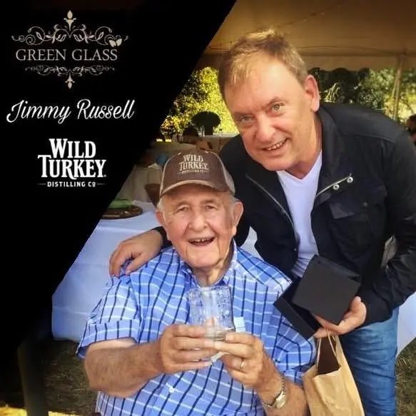 GreenGlassAR's tweet photo. Del Museo del Whisky a Kentucky: El día que una leyenda recibió su vaso Green Glass. 🥃✨

Jimmy Russell (Wild Turkey), el Master Distiller con más años en la industria, ya tiene su pieza de #Upcycling artesanal.

Un honor representar el arte argentino. https://t.co/kUoFB5iRpl https://t.co/lptMJb1GBj