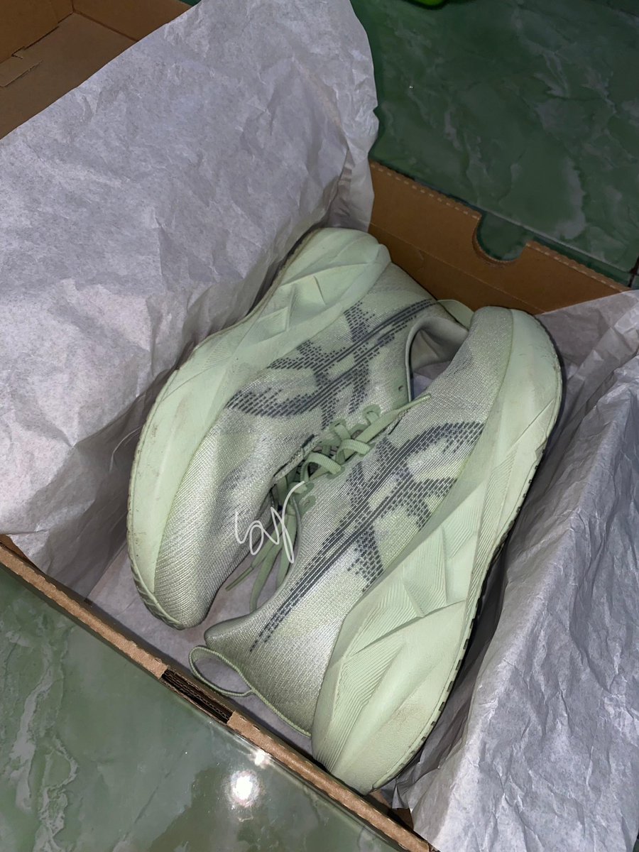 syebawl's tweet photo. [HELP RT &amp; LIKE] 
WTS ASICS NOVABLAST 5 WHISPEER GREEN/MONUMENT BLUE PRELOVED

1.5jt NETT

📍jaktim
🍊shopee, gratong
🔖 pake wm takut dicuri 
#zonauang #zonajajan #preloved https://t.co/S9lTaLpwQg