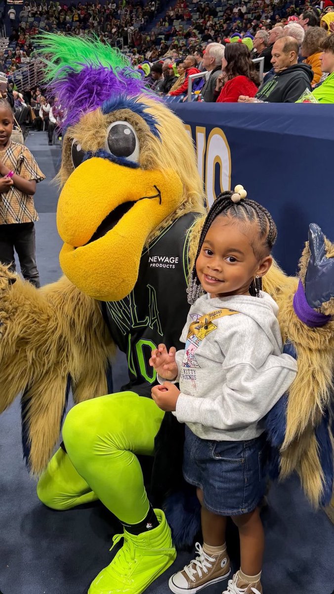 wavecheckers's tweet image. Jania took the kids to the New Orleans Pelicans game to support Dejounte Murray 🏀❤️