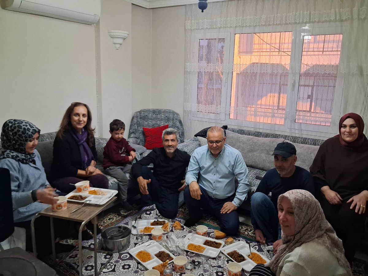 📍Onur  Mahallesi 

İlçe yöneticilerimiz ve Mahalle başkanımız iftarda Onur Mahallesi sakinlerinden İlknur Zenginoğlu hanım ve ailesinin evine misafir oldular. 

Misafirperverliklerinden dolayı kendilerine teşekkür ederiz.