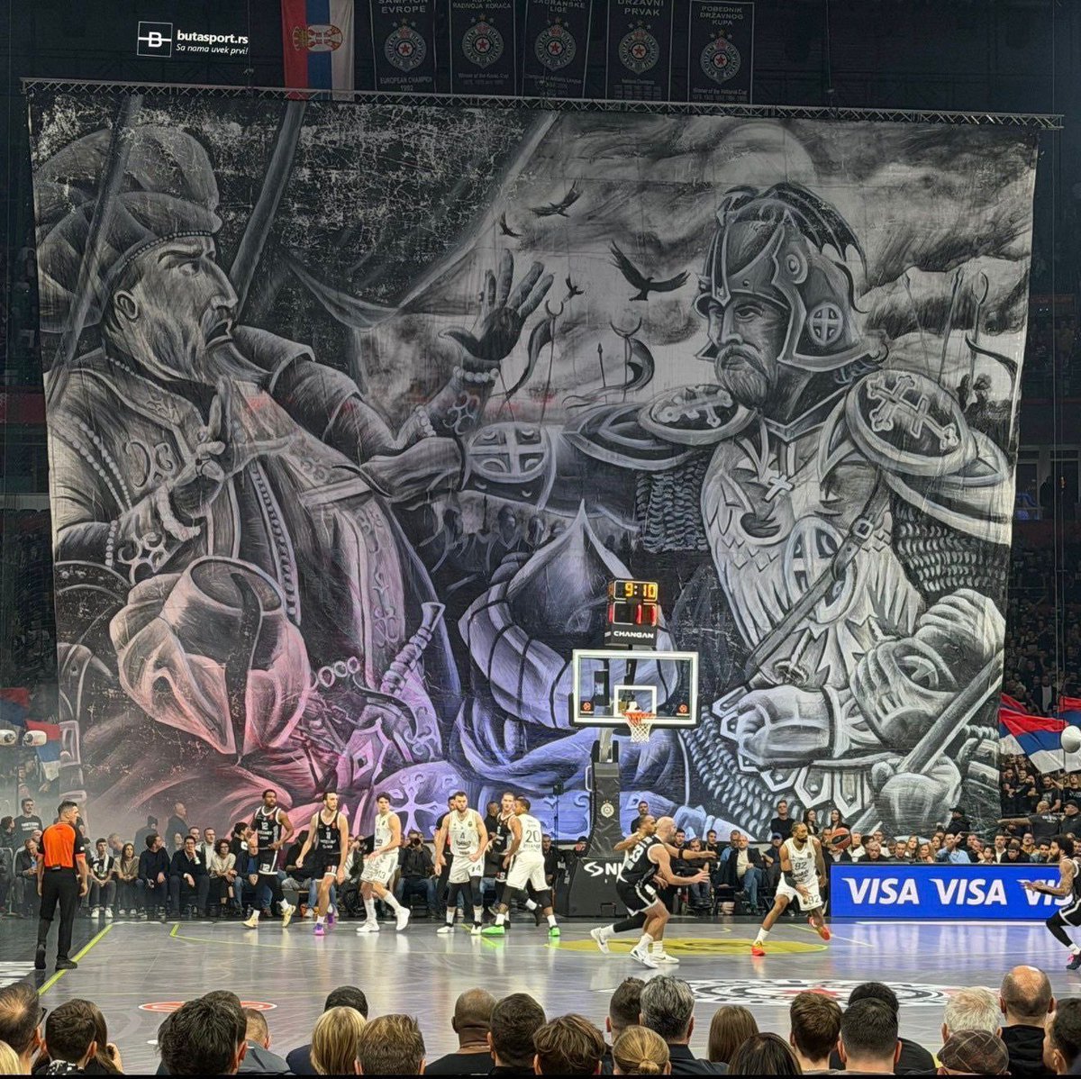 UltrasTurkish's tweet photo. Partizan taraftarının açtığı pankarta Fenerbahçe taraftarından cevap geldi. Hikayenin devamı :)) 🇹🇷 https://t.co/1A7rouUVlr