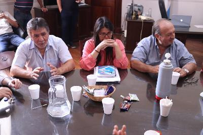 #ATENCION 🚨 #ParitariaMunicipal

Ofrecimiento salarial para el primer semestre de un 9,9%, a abonarse de la siguiente manera: 4% febrero + 4% marzo+1,9 mayo, desconociendo el desfasaje del 3% del 2025. Rechazo por parte de <a href="/MunicipalesSF/">FESTRAM Municipales</a>.

Se pasó a un cuarto intermedio.
