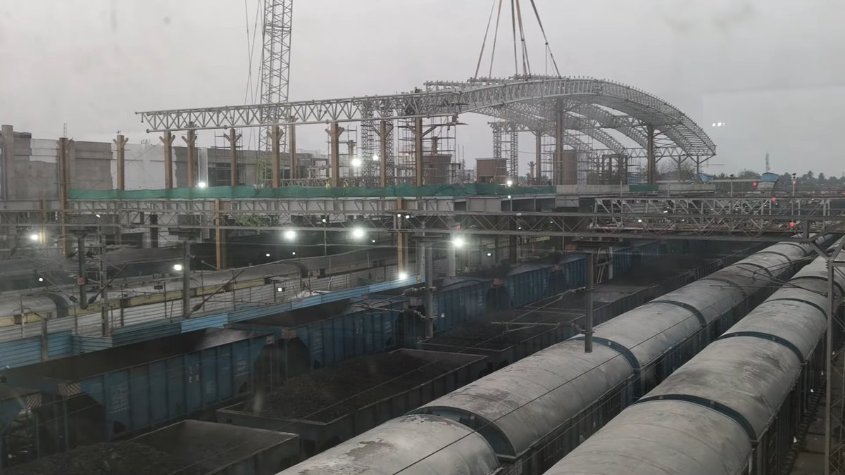 IndiaGrowth_hub's tweet photo. Cuttack railway station redevelopment: western side building and concourse work progress (📹Food Central) https://t.co/SvwPhiEANf