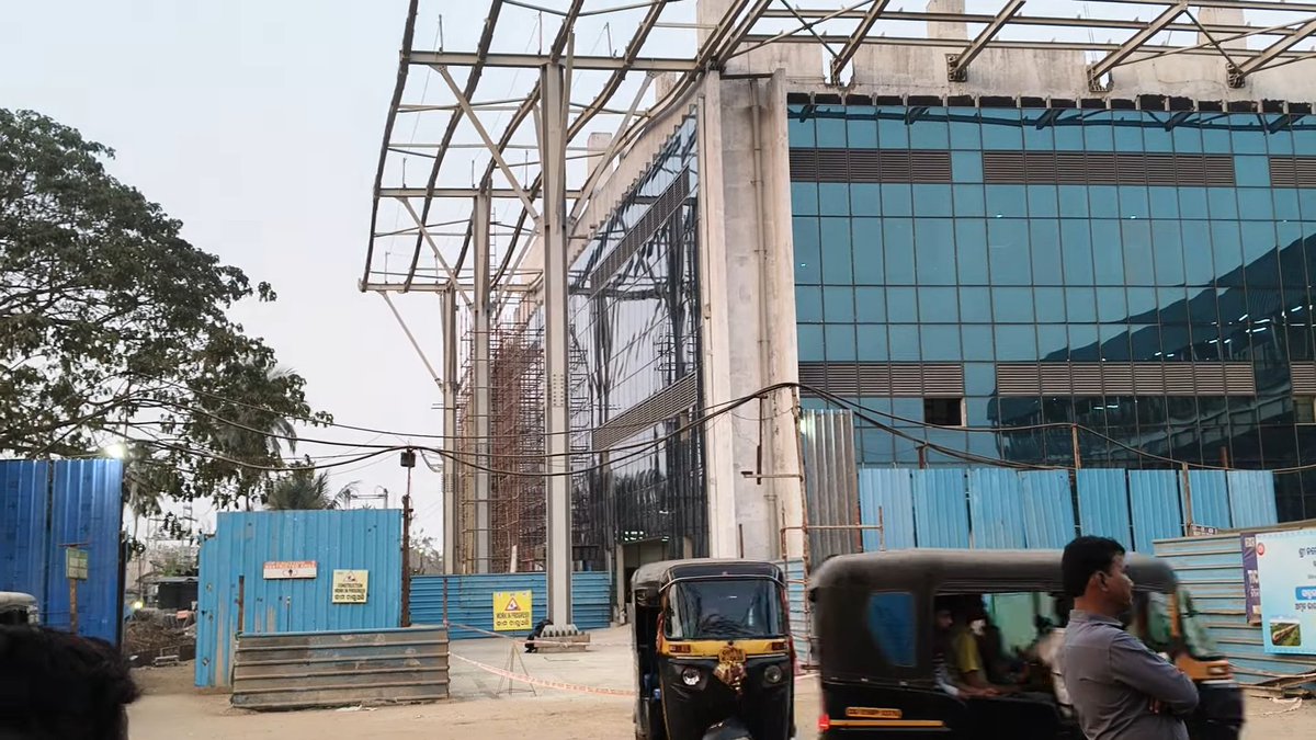 IndiaGrowth_hub's tweet photo. Cuttack railway station redevelopment: western side building and concourse work progress (📹Food Central) https://t.co/SvwPhiEANf