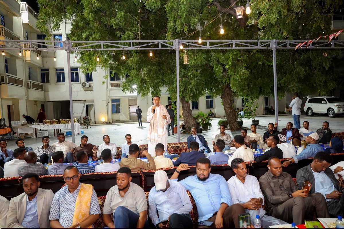 Libansuudi's tweet photo. Halkan waa xafiska ra,isul wasare hamse  
 Waxa ad ujedan waa afur wadared 
Oo uu sameyay shaqalaha xafiskisa. Kan ugu yaran uu qato 700$

San ognahay. Somaliya xalad Abar darana ayay ku jirtaa dad ayaa manta bahi u dhimanaa 

Waxa an ka filanaynay hamse iyo waxa an hada a...more https://t.co/9teD2WjfRY