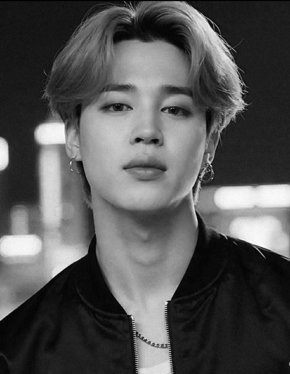 He's unreal 🖤🩶🤍